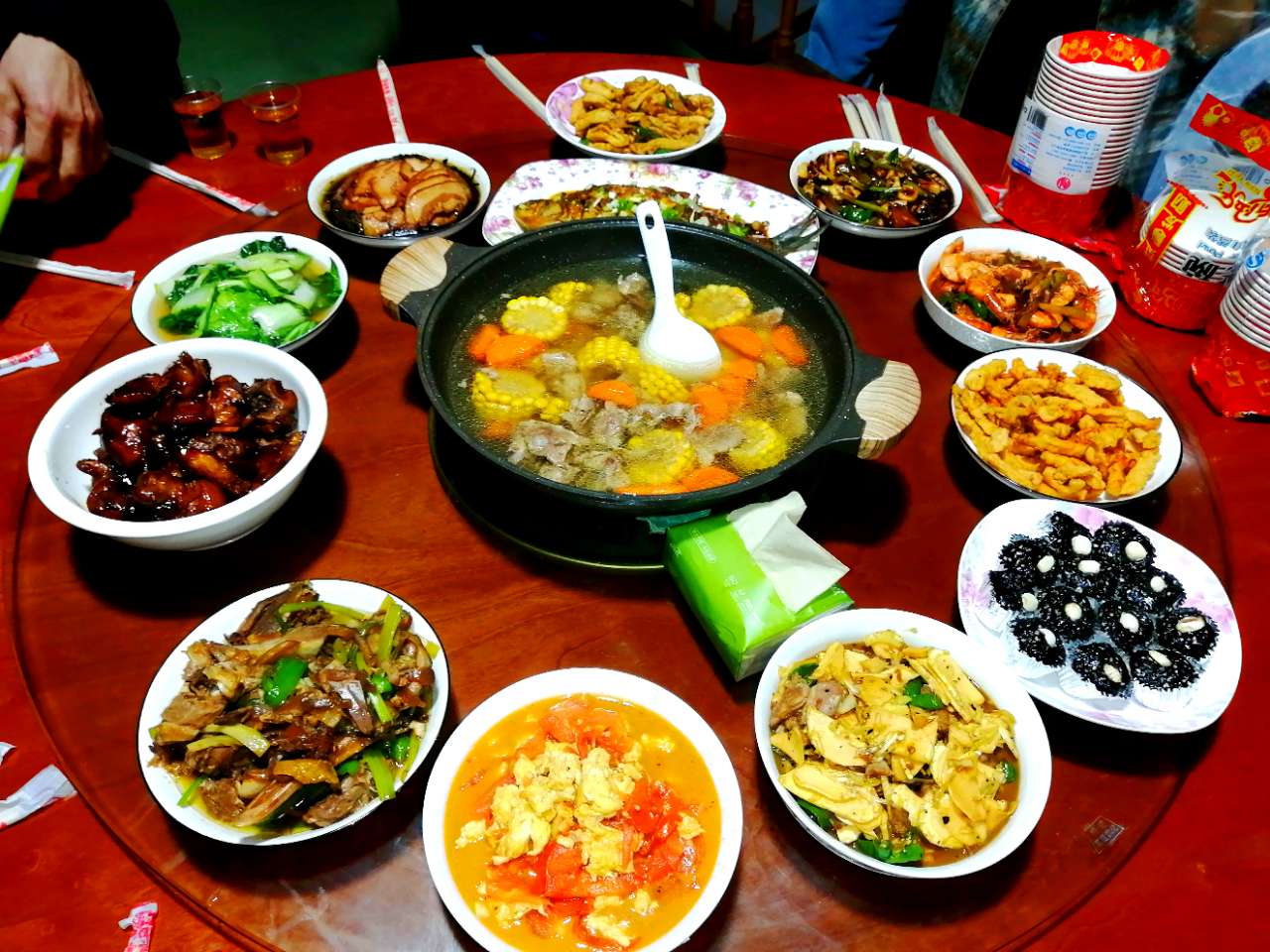 大年初二去亲戚家拜年,满满的一桌饭菜居然是家主的两